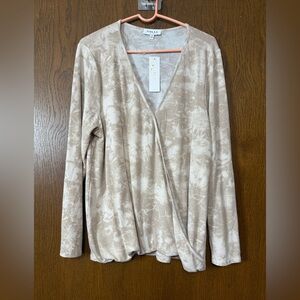 Gilli Beige Tie-Dye V-Neck Top NWT
